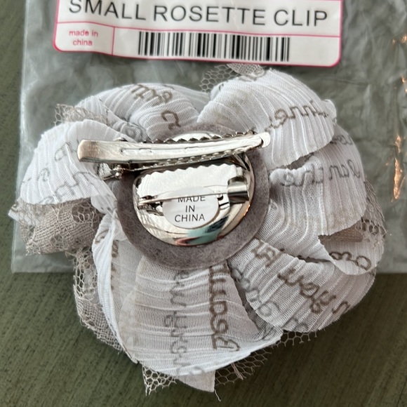 Thirty-one Rosette Clips - Picture 5 of 5